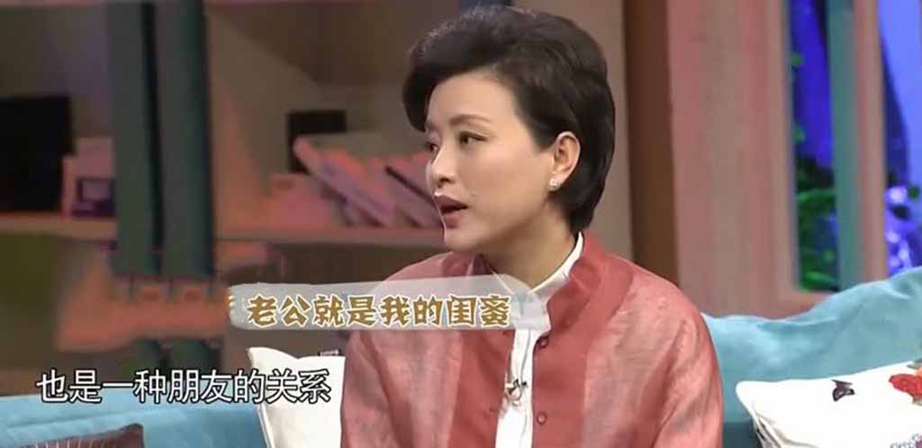 杨澜夫妇现身机场！看似平平无奇的吴征，是怎么把杨澜追到手的？