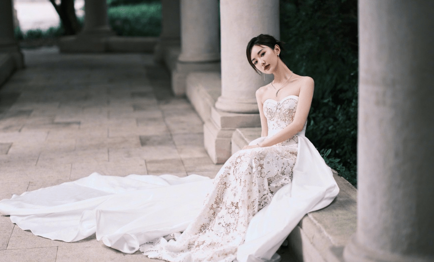 毛晓彤躲角落抽烟被拍，粉丝纷纷维护，杨颖抽