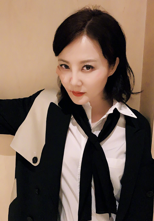 陶红的脸真是个谜，出道32年，但皮肤嫩的好似能