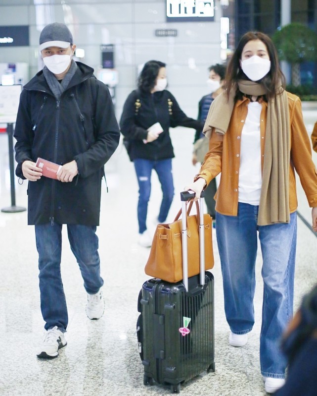 張智霖袁詠儀夫妻顏值太高了，都不懼鏡頭素顏出行，低調秀恩愛