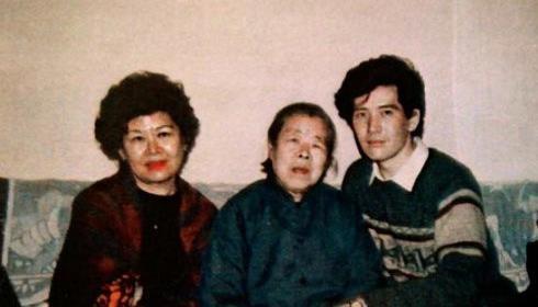 34年前春晚爆红后又去了美国发展，费翔现在过得