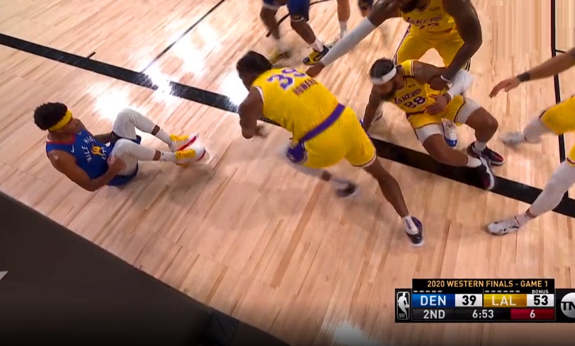 霍華德2次阻攻扇飛對手！湖人賽後採訪：我要好好收拾約基奇