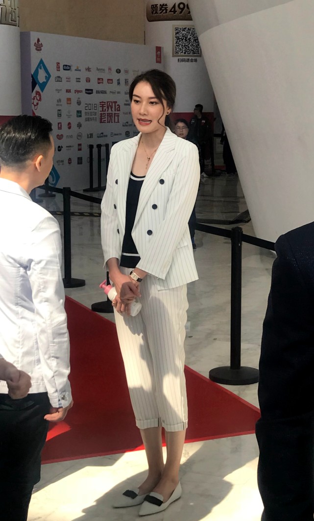 林丹携儿子为太太谢杏芳庆生，惊喜礼物曝光，夫妻恩爱甜蜜合影