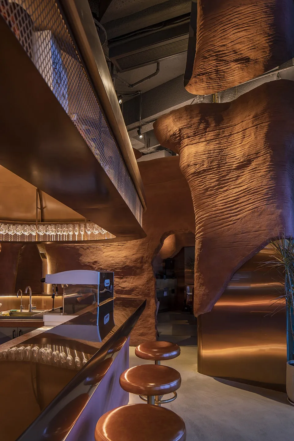 Dining space design: Canyon style restaurant?I experienced the feeling ...