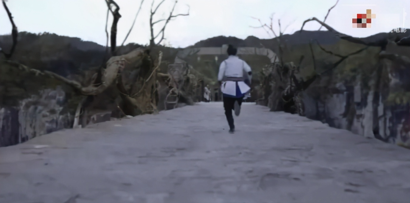 关晓彤打戏用替身惹争议，敷衍甩鞭子被硬夸，赵丽颖也曾用跑替？