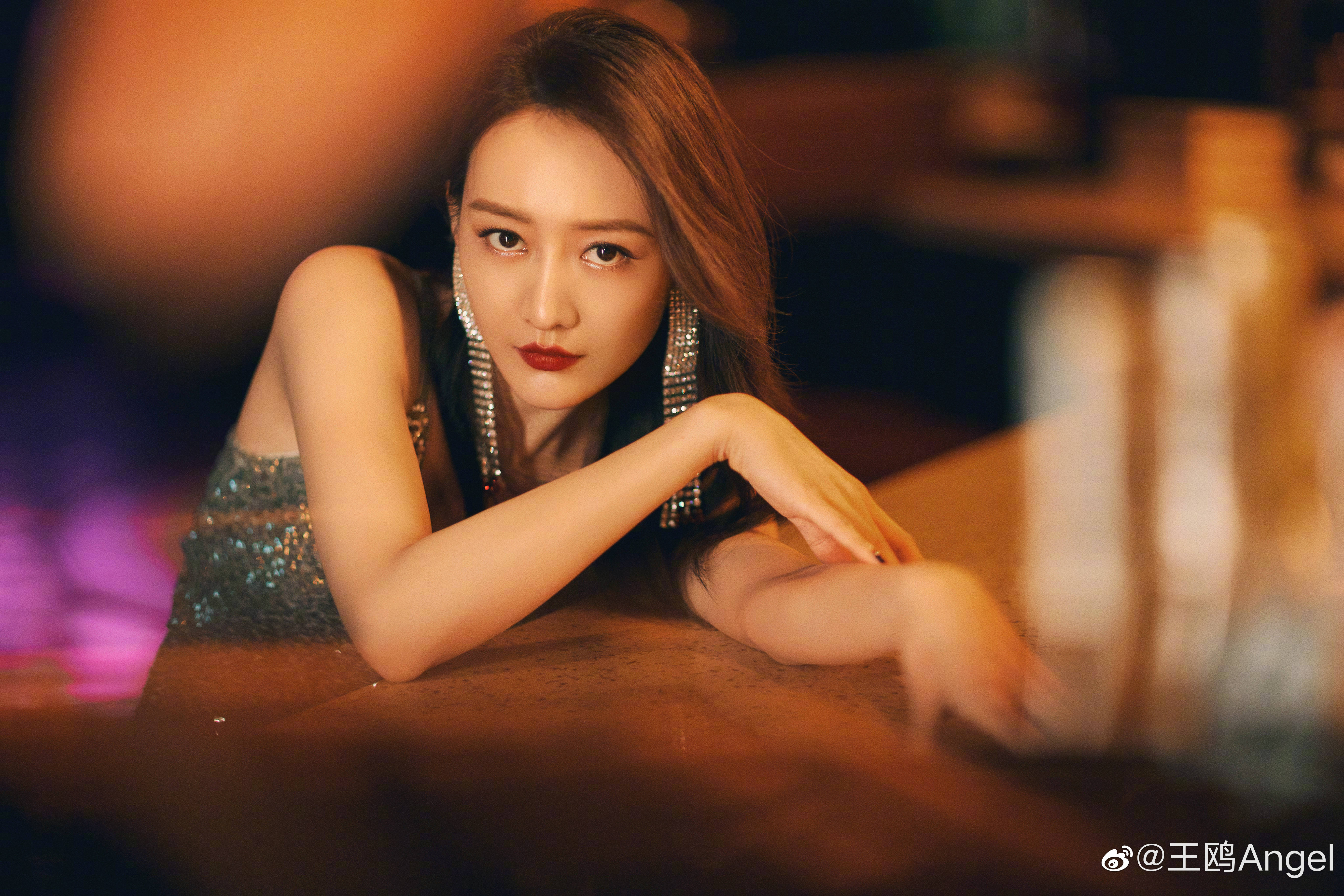 王鸥16年前的青涩照曝光！身材火辣气质佳，却被嘲太黑像凤姐