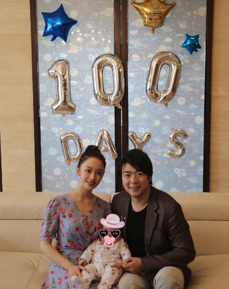 吉娜高調曬兒子百天照，一家7口同框笑容滿面，吉娜父母罕見出鏡