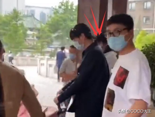 唐艺昕产后出院被记者围住有谁注意张若昀的手放哪？爱情最好样子