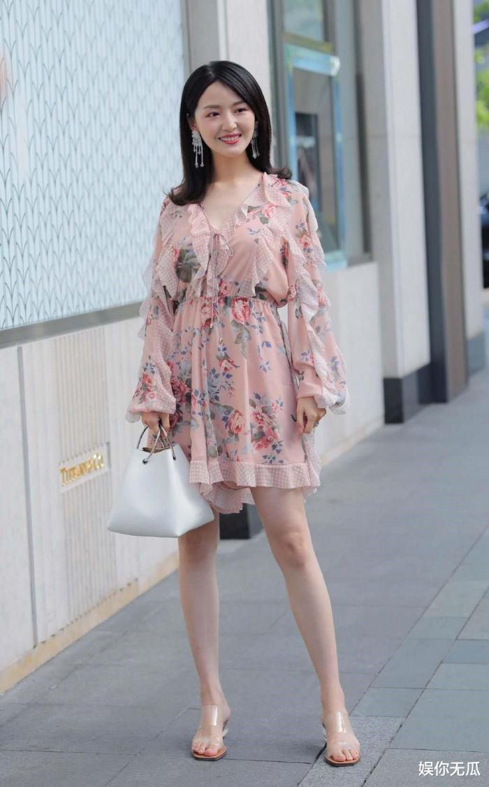 表妹不仅笑容甜美，身上穿着的裙子也非常的甜美