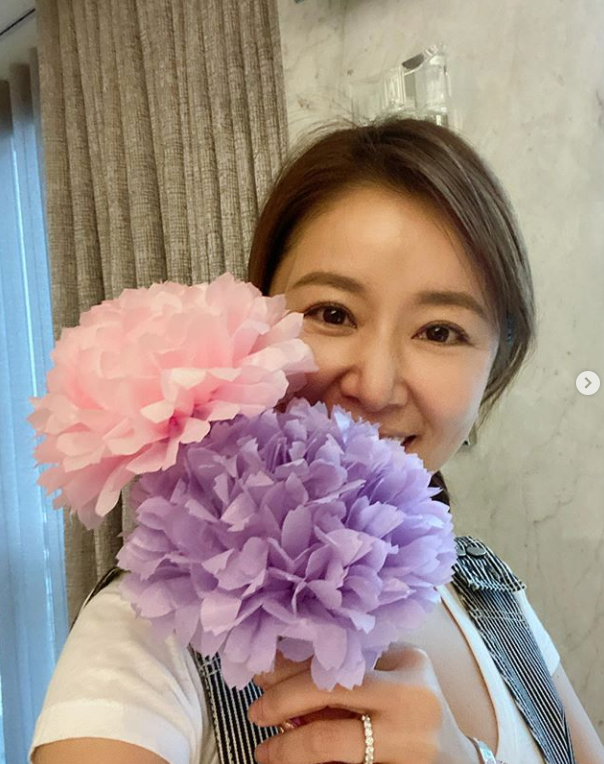 林心如戴女兒髮箍玩自拍，45歲秀懟臉全素顏，顏值超耐打