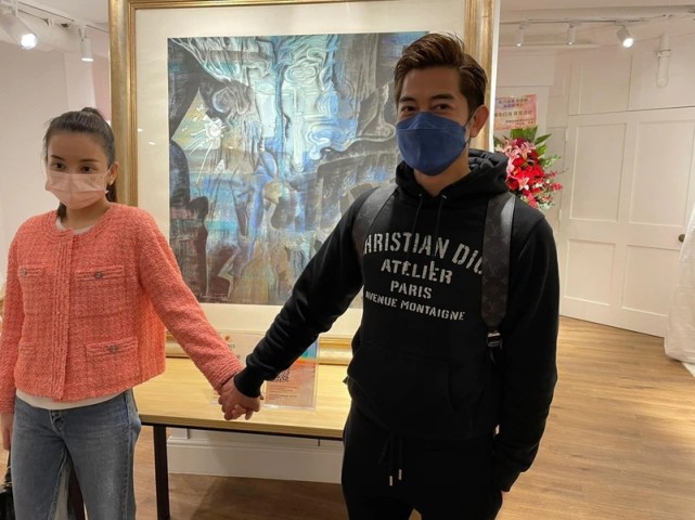 方媛深夜曬母女同框，單手抱娃媽媽力max，女兒睡前撒嬌超黏人