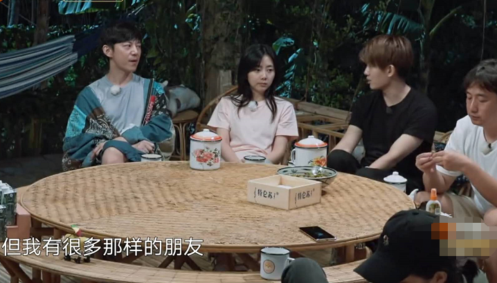 任嘉伦谈及娱乐圈“塑料友情”，看到谭松韵的反应，感觉有被内涵