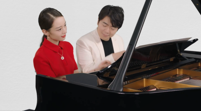 郎朗深夜甜秀恩爱，与吉娜挽手逛夜市吃小吃，吉娜细直长腿太优越