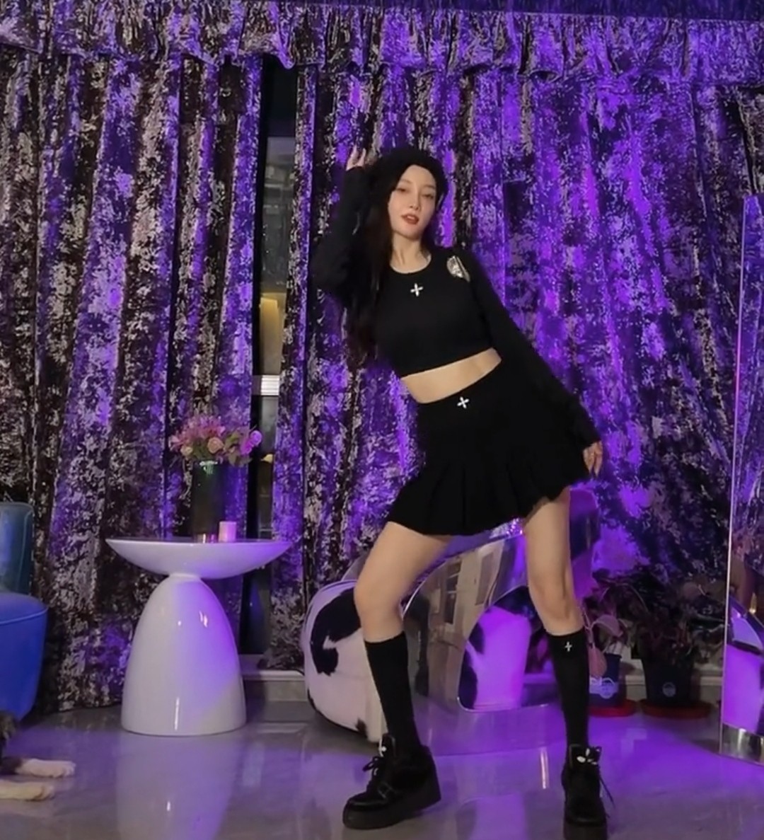 李小璐晒女儿练舞，8岁甜馨苦练马步太崩溃？痛苦表情似贾乃亮