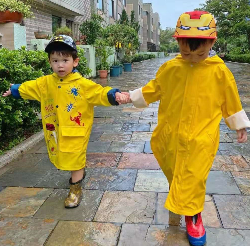 胡杏儿老公晒儿子近照，大儿子帮弟弟撑伞，小儿子眼睛笑成一条线