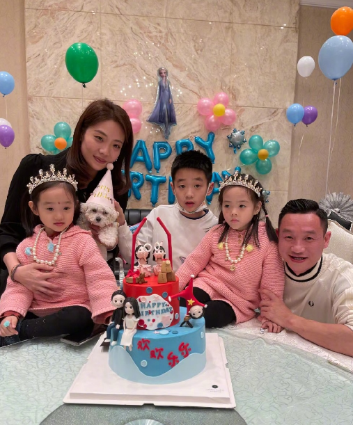 楊威罕曬爸爸兒子合照，楊陽洋蹲地擇菜側顏像爺爺，口袋紅包搶鏡