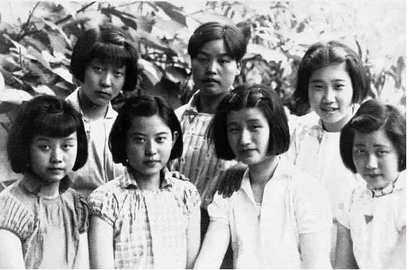 建国后，他用黄金买村姑成亲，妻子婚后举报说
