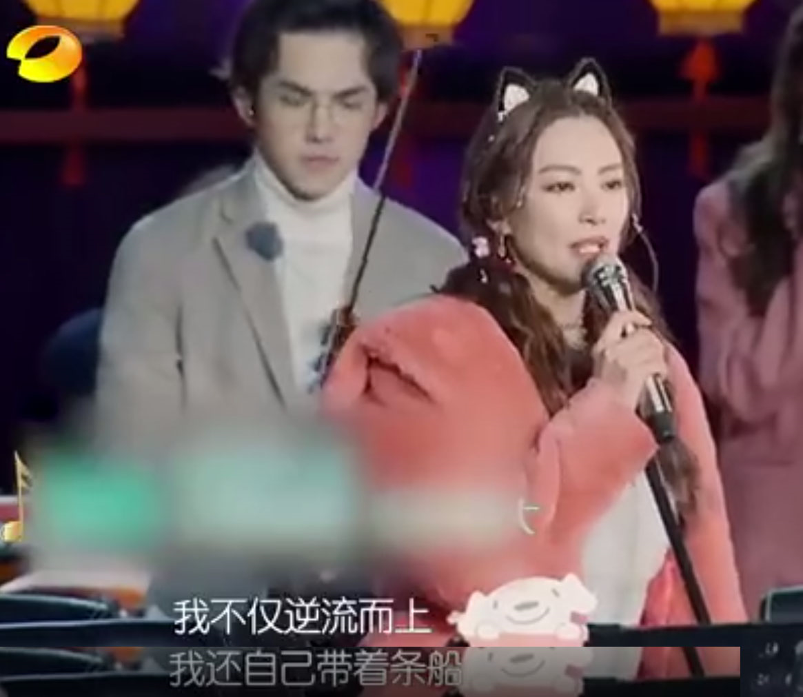 张雨绮真有自信，毛毛外套配艘“船”就出门了