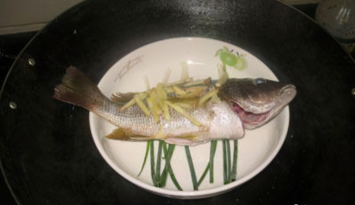 做清蒸魚，總有人放“料酒和鹽”，難怪做得不好吃！ 分享正確做法