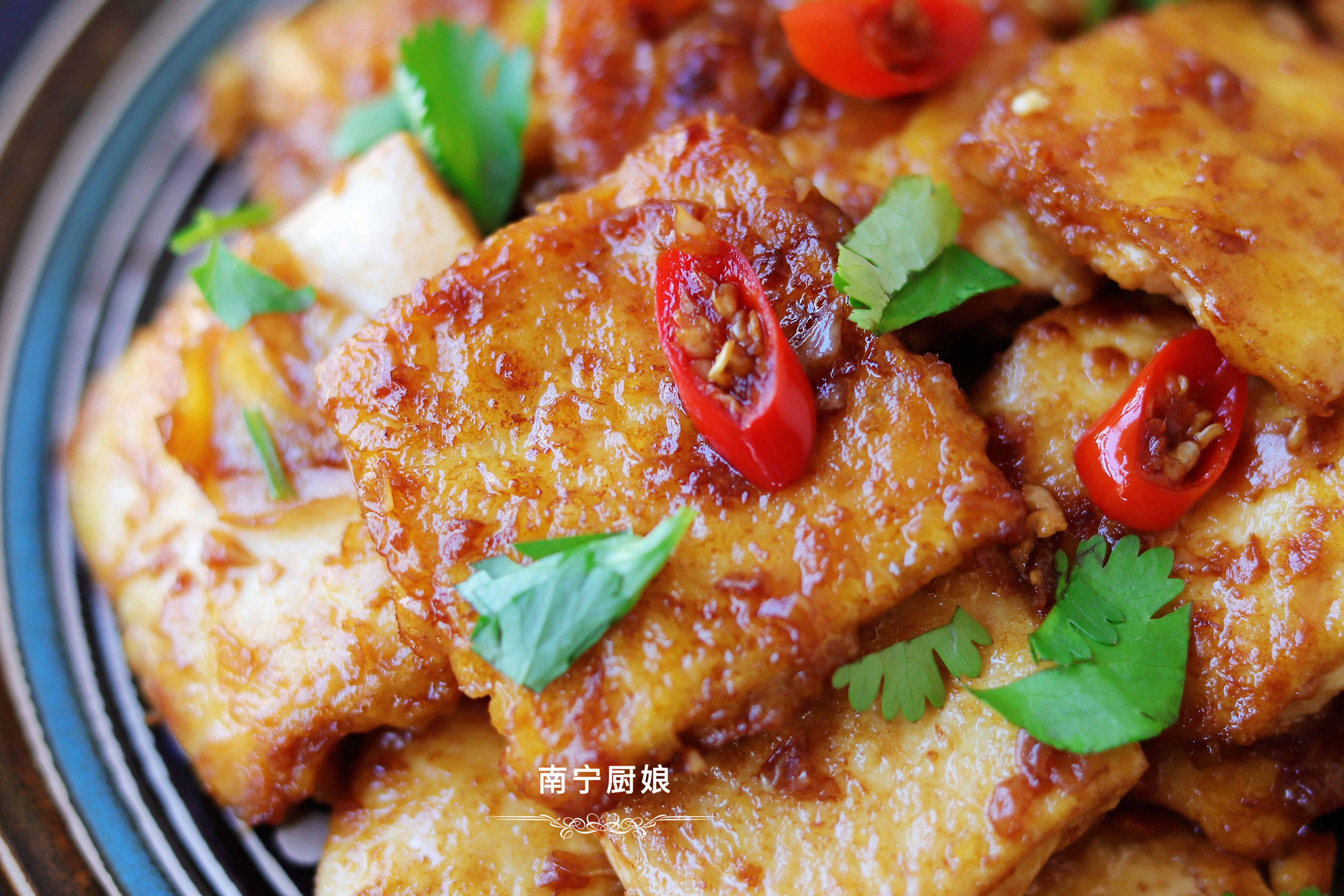 煎豆腐時，直接下鍋煎容易碎？ 多做1步驟，豆腐完整不碎還更入味