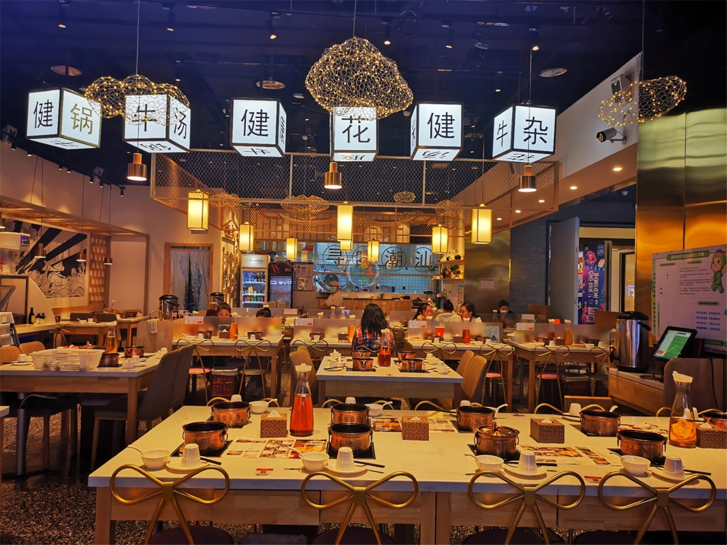 火锅独家蘸料配方，牛肉酱搭配韭菜花，点睛之笔是一勺香油