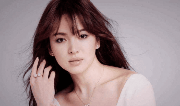 看到"容嬷嬷"26岁照片，美到不敢信，被赞