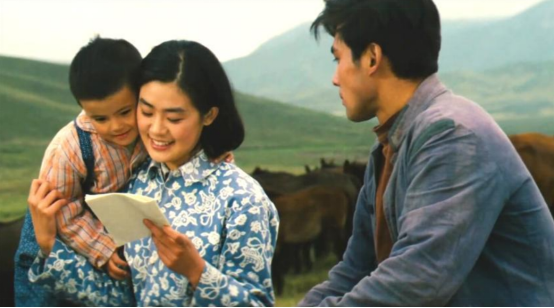 还记得《牧马人》里的村长吗？陈道明见了都要