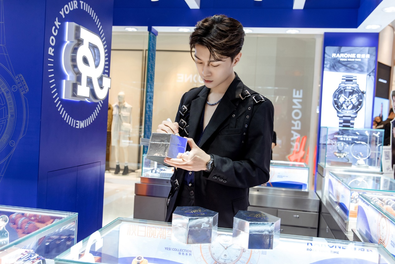 范丞丞现身成都 出席雷诺表新品发布会