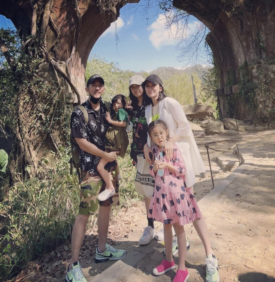 賈靜雯因疫情反彈在家享天倫之樂，給3個女兒扎同款髮型溫情滿滿