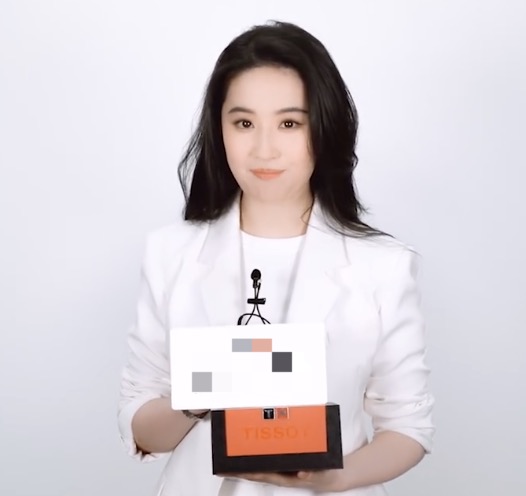 刘亦菲近照曝光，穿白色西装显脖子粗短，双下巴呼之欲出疑似变胖