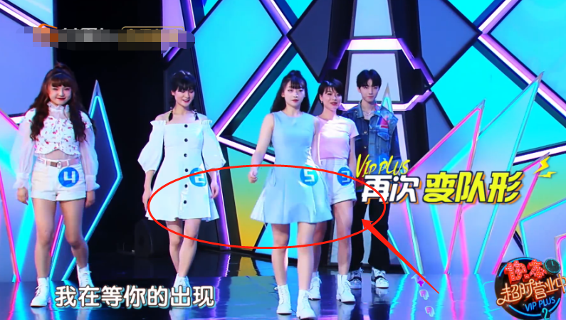 《快本》伴舞女孩穿短裙，当王俊凯下蹲时，谁