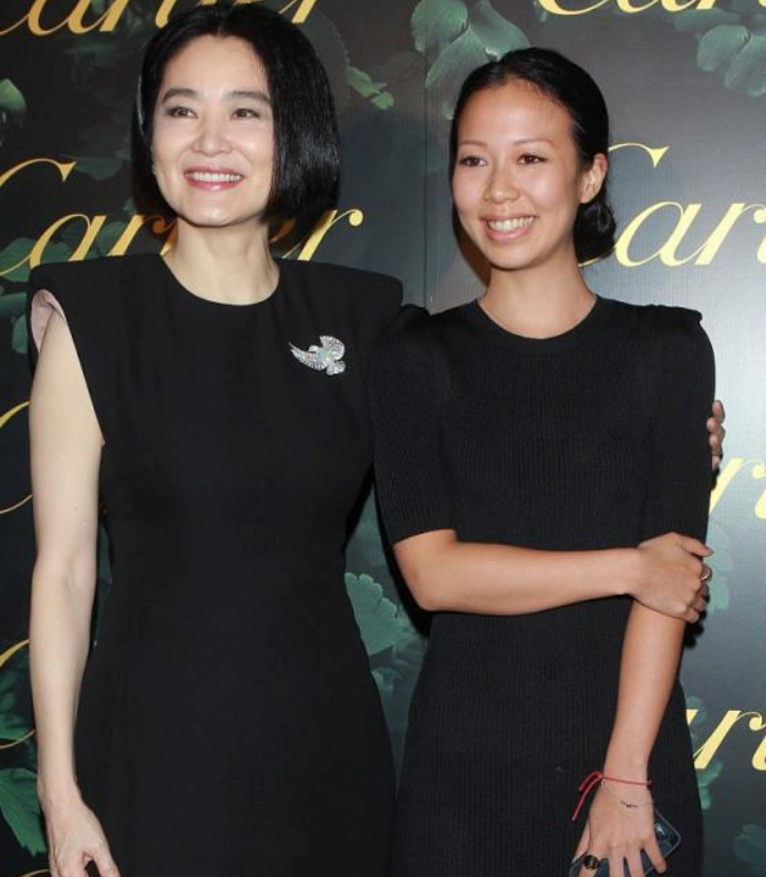 林青霞深夜点赞赵丽颖离婚新闻，被指意味深长，被曝与老公已离婚