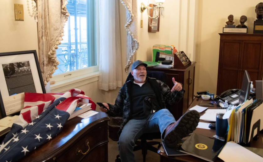 佩洛西叨叨的美麗風景線，終於在自己的辦公室上演