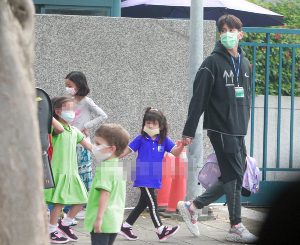 修杰楷接女儿放学，贵族学校每年72万，贾静雯戴过亿珠宝拼事业