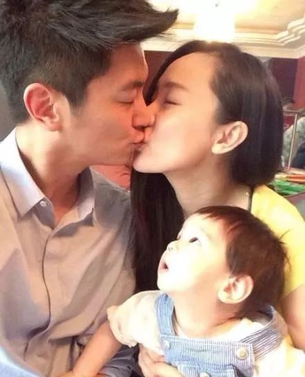 杜江夫婦在街邊等車，霍思燕投進老公懷裡取暖，感情恩愛羨煞旁人