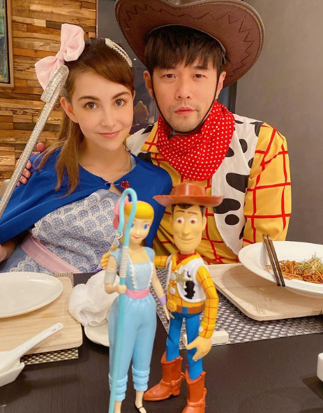 周杰伦携妻参加友人聚会，周董挂昆凌身上比剪刀手，当众撒糖甜齁
