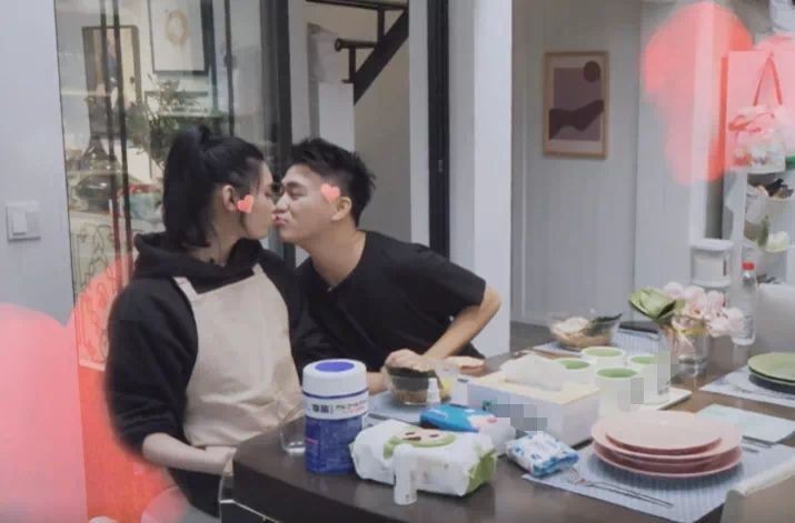 奚梦瑶晒老公孩子照片，背景却惹人注意，豪门