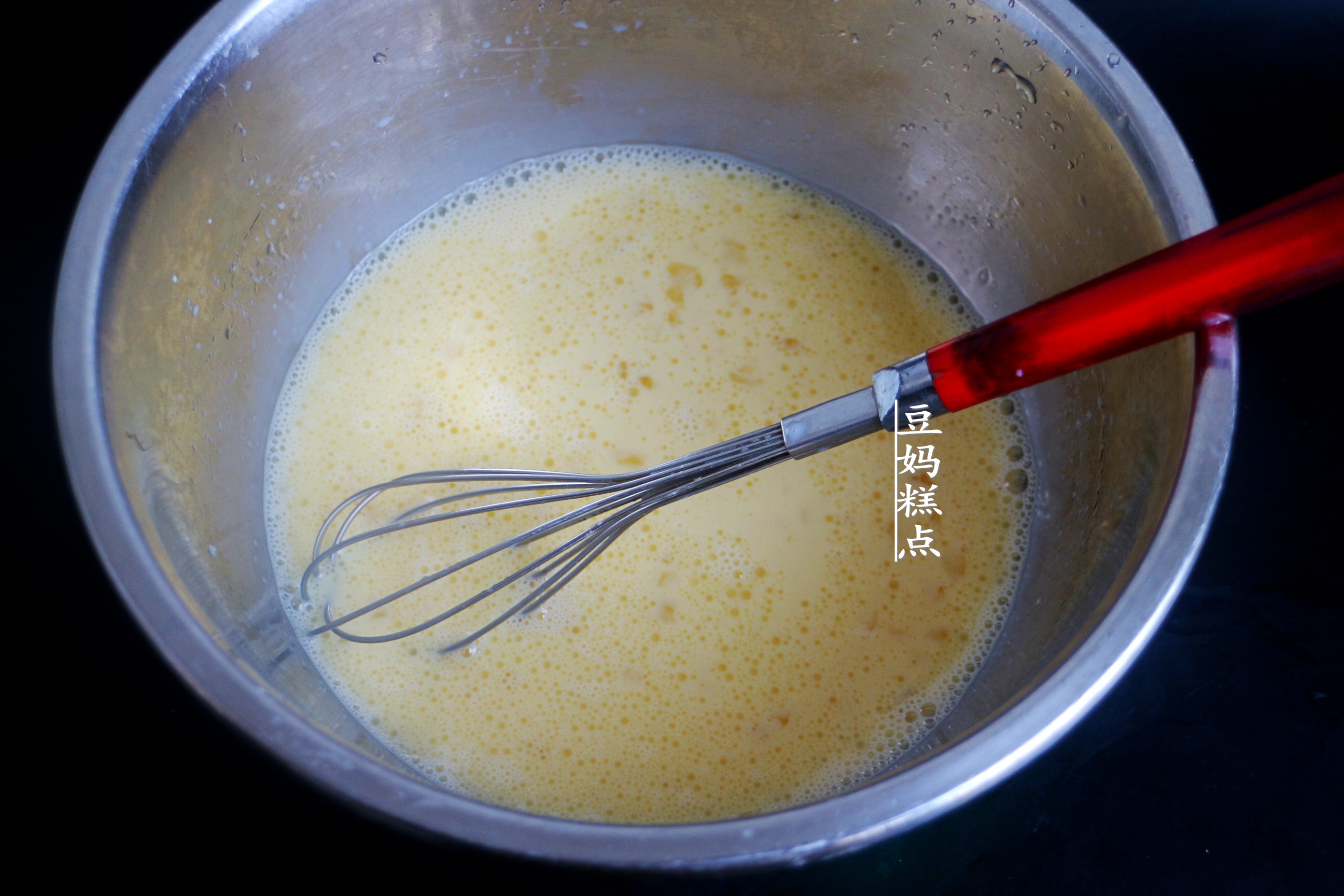 睡前5分鐘拌好麵糊即可，這款南瓜蛋糕，不用烤箱，口感柔嫩細膩