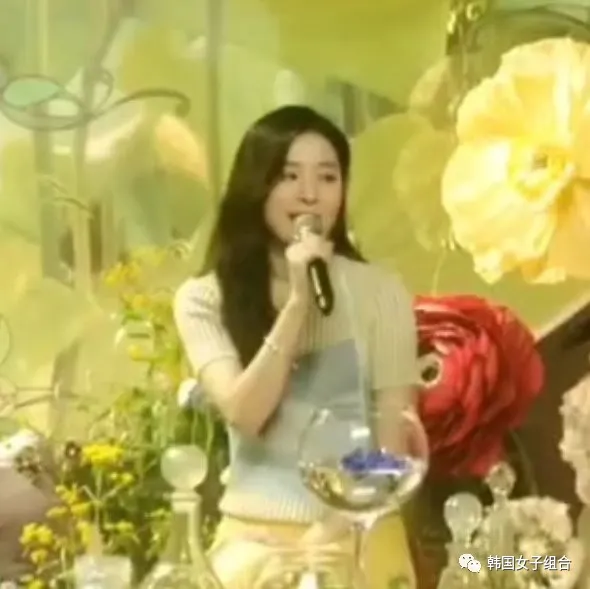 边注视着Wendy边唱歌的，Red Velvet成员们