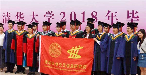 清华毕业辞掉高薪工作，回家照料病重父亲当保安，后来怎样了？