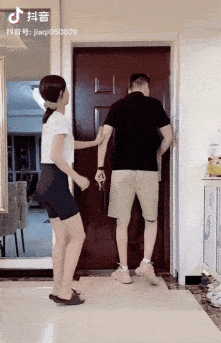wenno：李亚鹏亲吻15岁女儿大腿惹争议：这样的父爱，不合适吧？