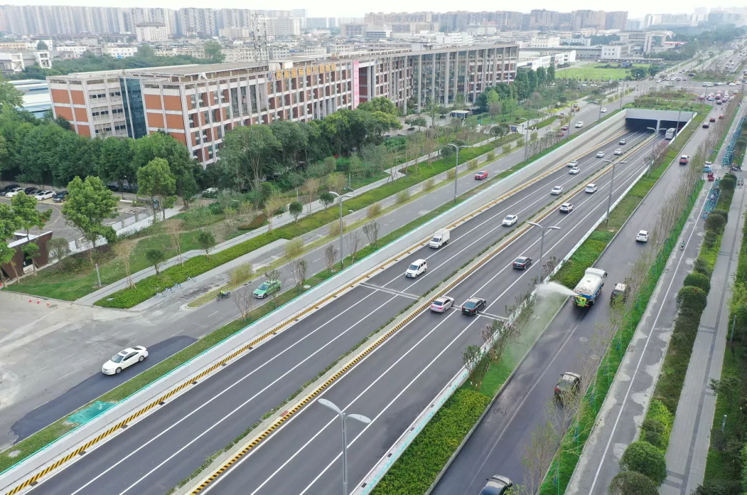 迪康大道至天朗路段已全线通车新修的"羊西线"快速路主道在绕城