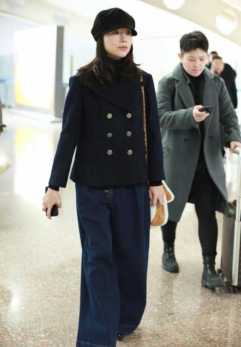 董洁为了美可真拼，大冬天穿粉白外套配超短裙，冻得双腿站不直