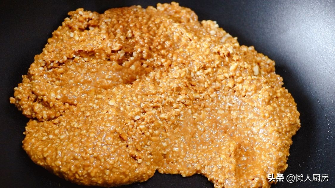 花生米不加一滴水，撒點白糖熬一下，比油炸得更好吃，香甜酥脆