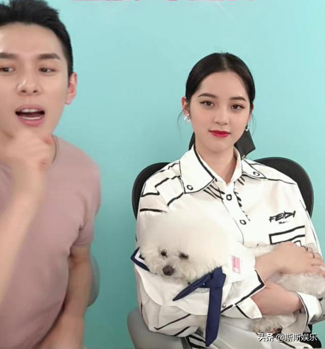 欧阳娜娜空降李佳琦直播间，妆容显老被吐槽，