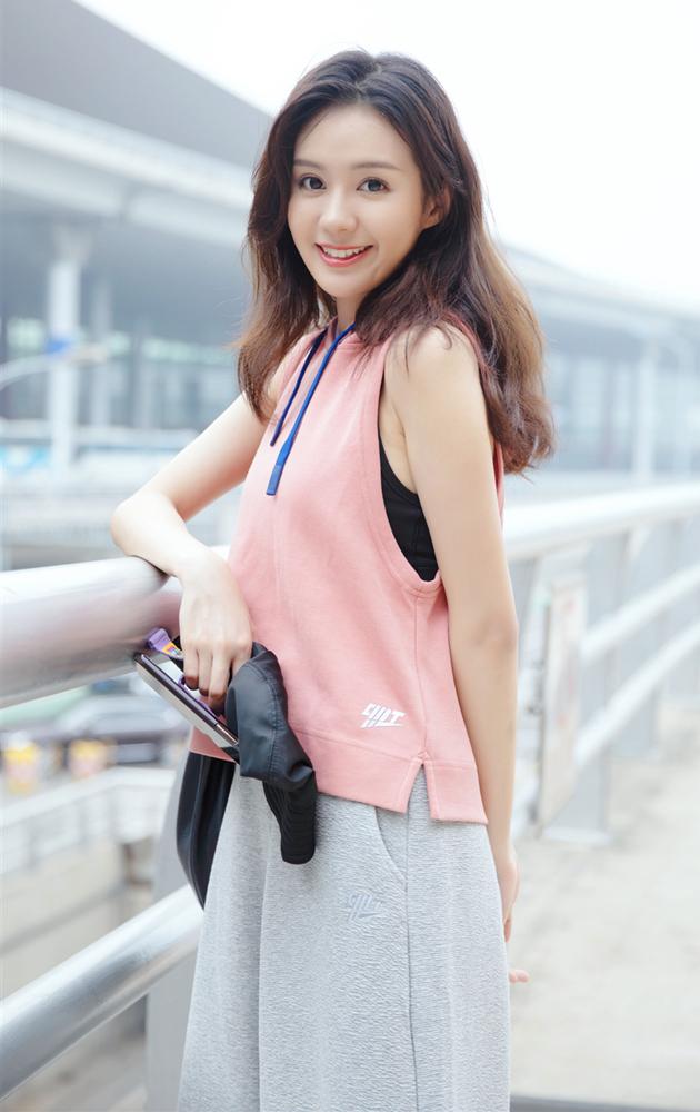郑合惠子穿成“粉红仙子”！粉色无袖卫衣配阔腿裤，自带淑女气质