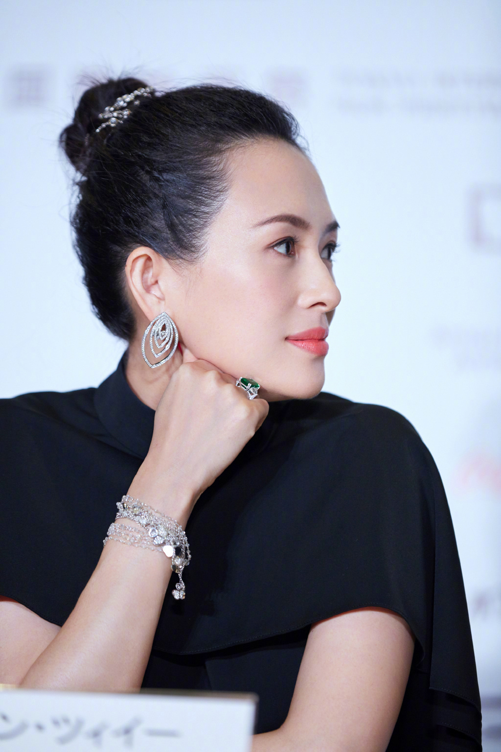 倪妮机场被撞倒，章子怡发文怒斥代拍者，他们会拍裙底和制造意外