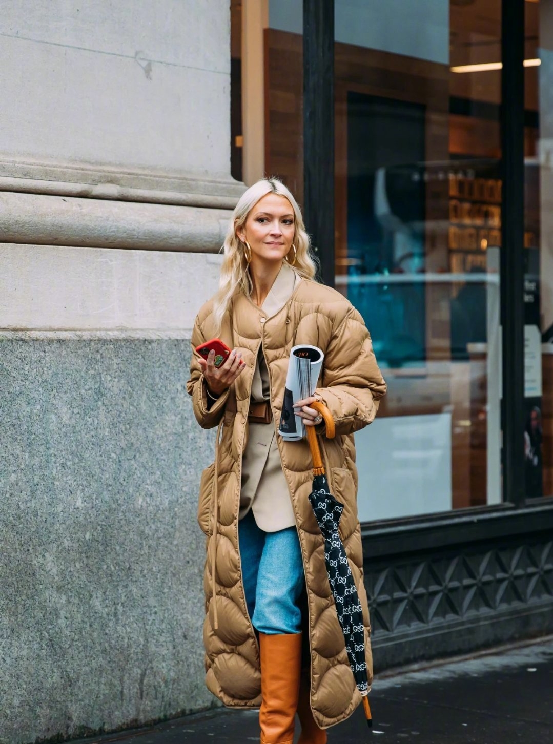 张艺谋39岁娇妻晒照！37岁长女穿迷彩衣显娇小，