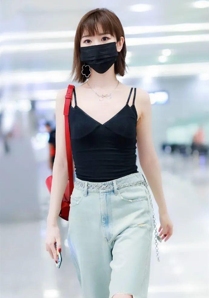 图文 毛晓彤私服还挺敢穿 黑色小吊带配破洞裤 一改甜美形象很有味 毛晓彤穿搭私服 Www Bagua5 Net