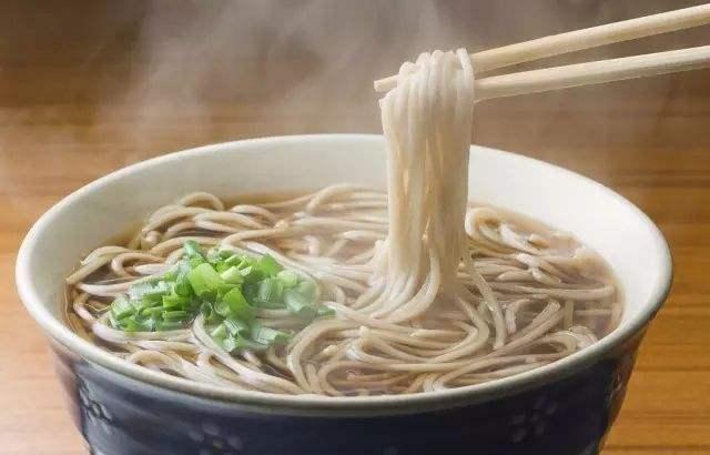 煮麵條時，水開下鍋就錯了！ 飯店老闆教你1招，入口爽滑又筋道